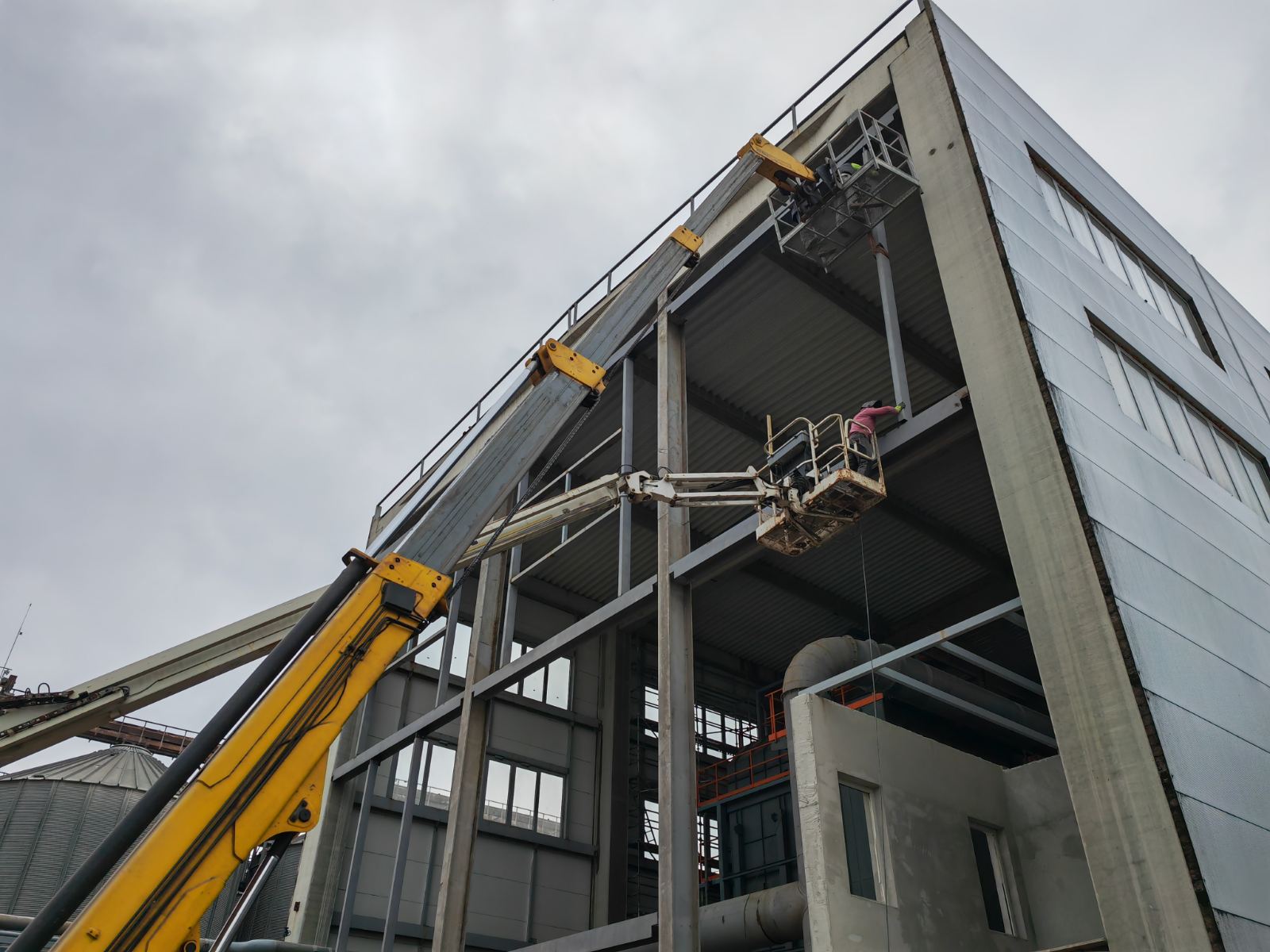 Čelična podkonstrukcija i pokrivanje sendvič panelom — objekat u Skrobari