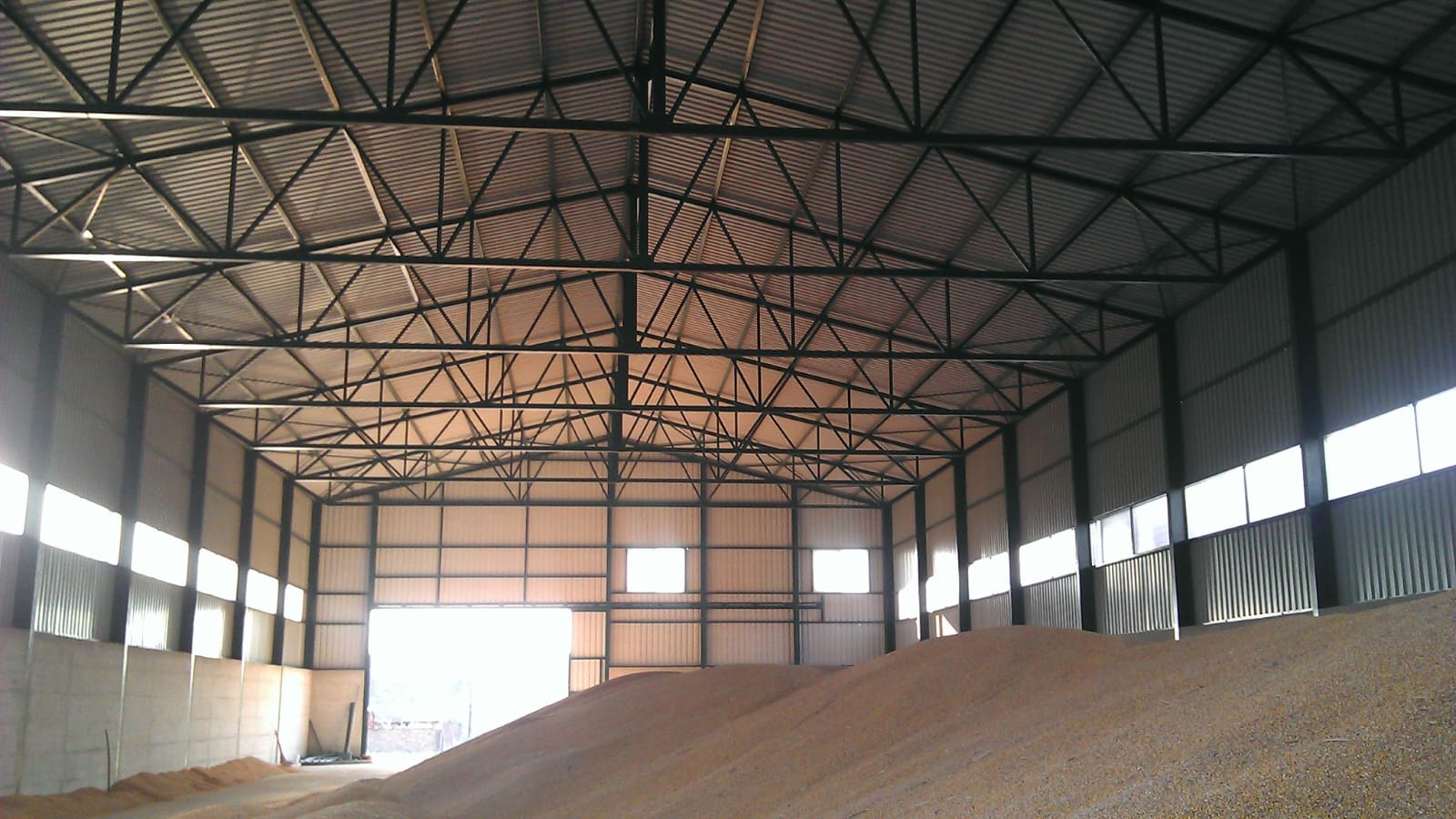 Podno skladište 20×50m u Crepaji — unutrašnji pogled | MCon montaža