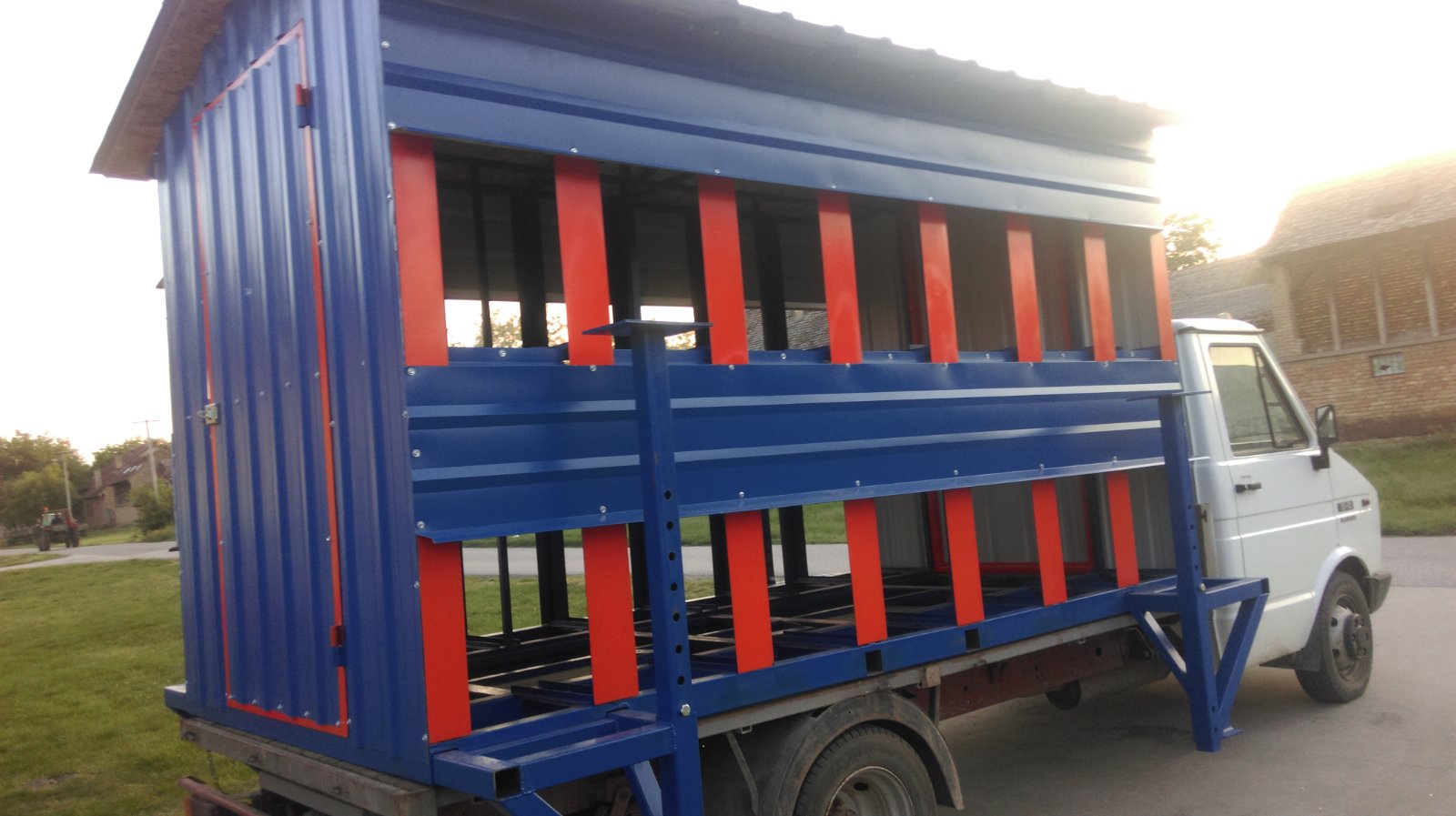 Prenosiva čelična kućica za skladištenje košnica | MCon projekat